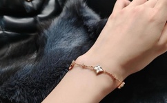 美女自觉的解开胸衣